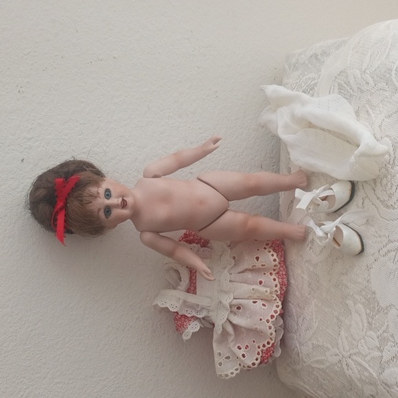 1985 Vintage Reproduction  Miniature Porcelain Doll - Picture 2 of 12